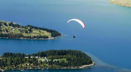 Base Backpackers Queenstown – Queenstown, CA