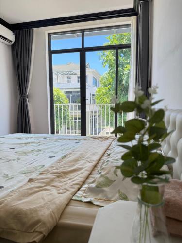 Deluxe Single Room with Balcony image 1