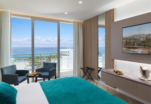 Deluxe Double Room with Sea View image 2
