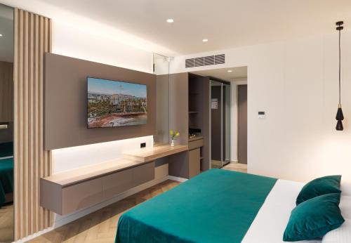 Deluxe Double Room with Sea View image 3
