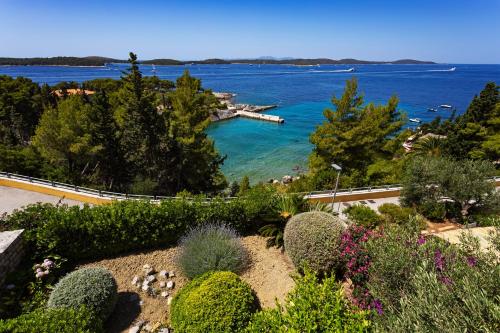 Comfort One-Bedroom Apartment with Terrace and Sea View image 1