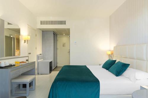 Double or Twin Room with Mountain View image 2