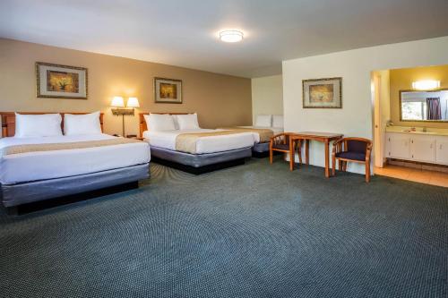 3 queen beds