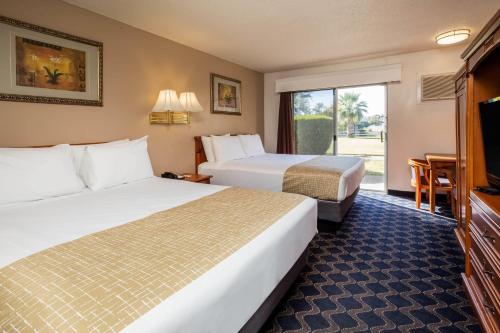 2 queen beds