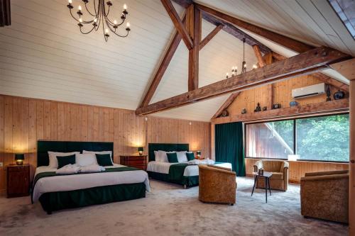 1 king bed, 3 twin beds
