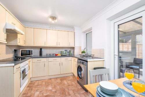 Contractors Welcome to Chantry close stay! in Park