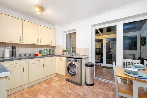 Contractors Welcome to Chantry close stay! in Park