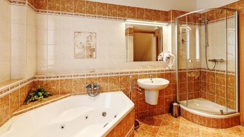 Double or Twin Room with Spa Bath image 7