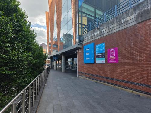 Luxury 2 Bedroom City Centre Apartment Up to 6 close to Utilita 1000Mbps SuperFast Internet, Birmingham (photo 6)