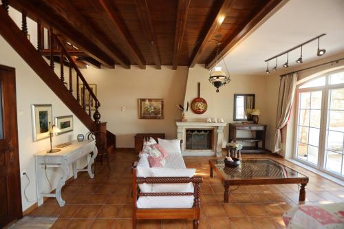 FOS - Villa in countryside with sea view, Vari (foto 9)