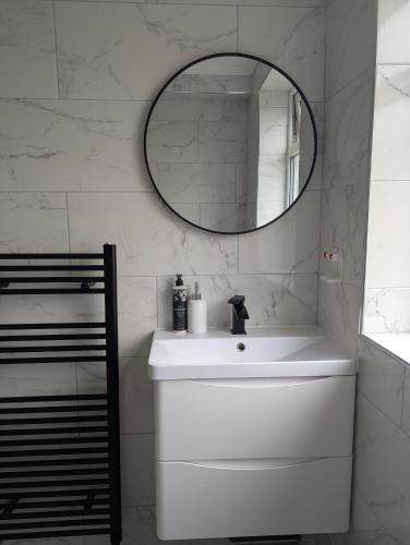 Cozy garden facing room in Sutton Coldfield