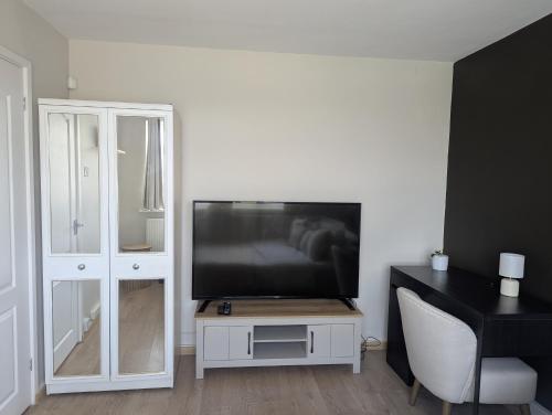 Cozy garden facing room in Sutton Coldfield