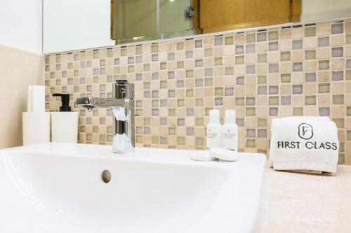 FIRST CLASS 2BR Downtown Glam Burj View, Dubái (foto 3)