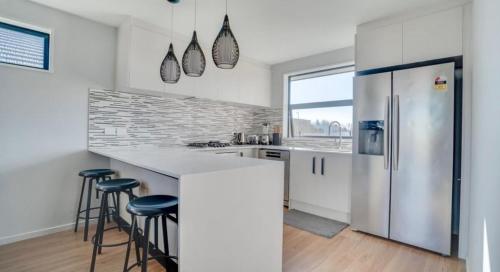 Tranquil 4 Bed Family Retreat 5Min To Airport in Russley