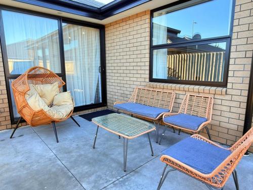 Tranquil 4 Bed Family Retreat 5Min To Airport in Russley