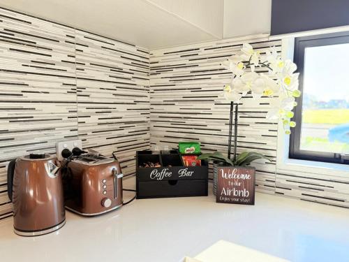 Tranquil 4 Bed Family Retreat 5Min To Airport in Russley