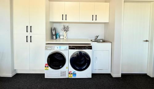 Tranquil 4 Bed Family Retreat 5Min To Airport in Russley