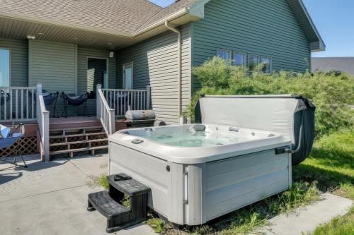 Rigby Gem with Hot Tub Theater Game Room Grill in Rigbija (ID)
