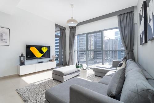 Vogue Downtown Dubai Spacious one Bedroom Apartment with Balcony Amazing Burj view from the swimming pool located Bellevue tower walkable to burj khalifa and the dubai mall, Dubai (foto 2)