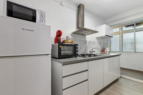 El Rebalaje - Pet-Friendly 3-Bedroom Apartment for 6 on the 9th Floor with Lift - Near Metro and Beach, Málaga (fotografie 8)