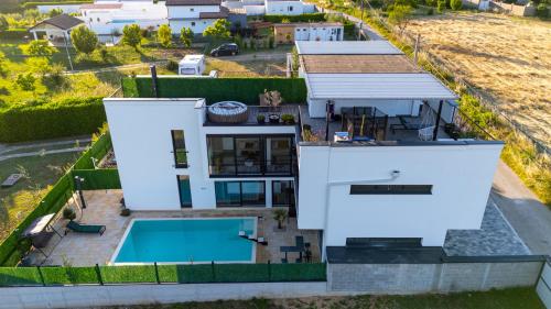 Three-Bedroom Villa image 8