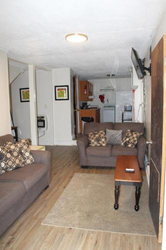 . HISTORIC HILL APT2 (Downstairs)