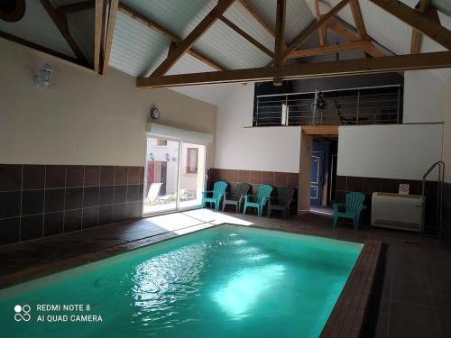 gite le jouteau, piscine interieure, babyfoot, ping pong gîte à louer Mont-Saint-Jean