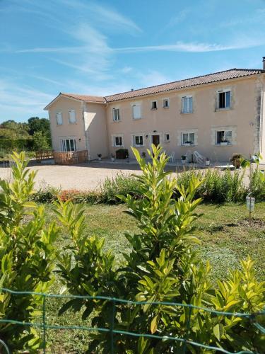 Le Clos de Bourdeilles chambre 1 avec wifi in Μπραντόμ