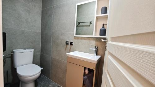 Double Room with Balcony image 2