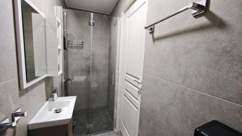 Double Room with Balcony image 3