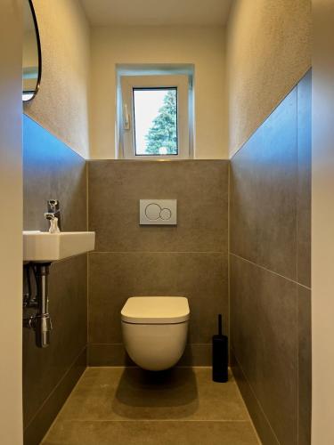 Fürdőszoba, Moderne Ferienwohnung in Jettingen-Scheppach