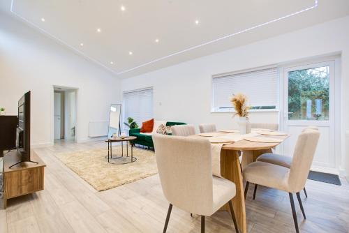 Sleek 3 Bedroom 6 Beds 2 Bath Home in Colchester