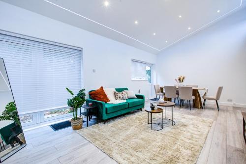 Sleek 3 Bedroom 6 Beds 2 Bath Home in Colchester