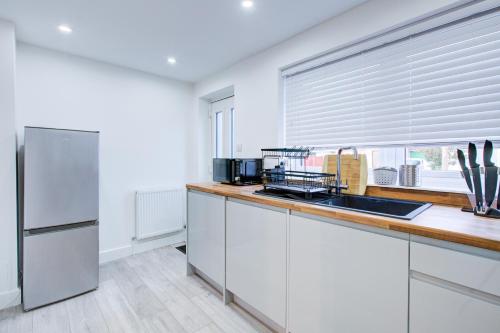 Sleek 3 Bedroom Home Sleeps 6 with Parking in Colchester