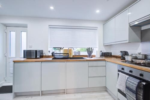 Sleek 3 Bedroom Home Sleeps 6 with Parking in Colchester