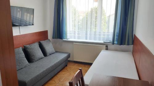 1 double bed, 1 twin bed