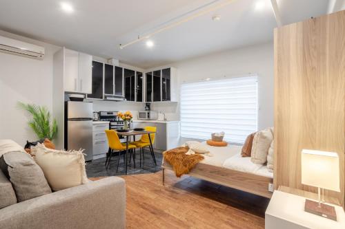Spacious Studio on Bishop - Hot Spot Dtown MTL, Монреаль (фото 9)