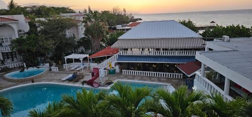 Paradise View- Oceanfront Oasis in Runaway Bay