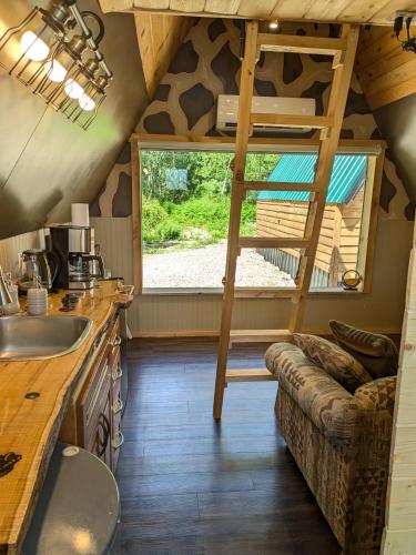 Mushroom theme cabin on 33 Acre Farm in พาวเวล ริเวอร์ (บริติช โคลัมเบีย)