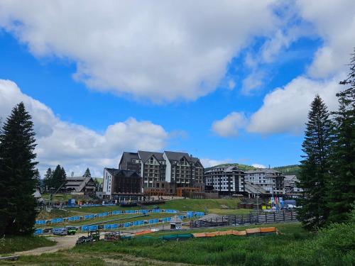 Woodside apartments Kopaonik with garage in โคเปานิก