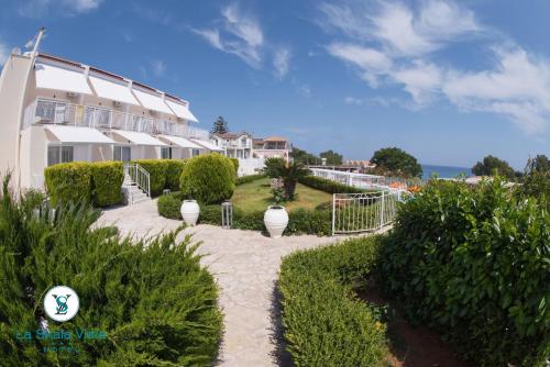 Big Village Hotel 