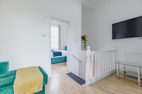 Charming & Spacious 3BR 2BR House in Paddington! - image 3