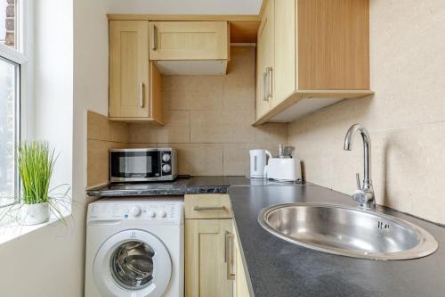 Charming & Spacious 3BR 2BR House in Paddington! - image 11