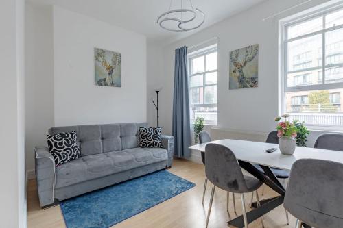 Charming & Spacious 3BR 2BR House in Paddington! - image 12