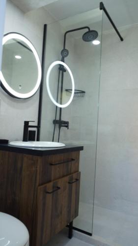 Fürdőszoba, Jelena Lapčići Budva (Jelena Lapcici Budva) in Lapcici