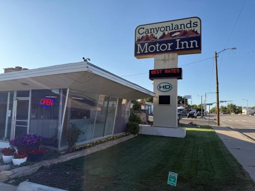 Canyonlands Motor Inn - image 6