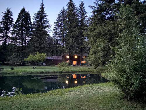 4-Bedroom Chateau in Southern Washington- Luxurious Retreat with Pond & Creek