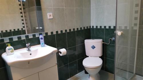 Bathroom, Premier Inn Apartments in Budapest