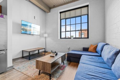 Trendy DT Loft l 2 TV's l Parking l Café