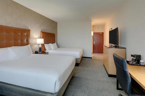 2 queen beds